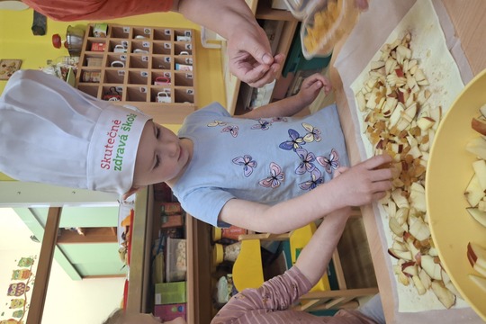 Ježečci a Medvídci z MŠ Soběchleby pečou jablečný štrůdl 1