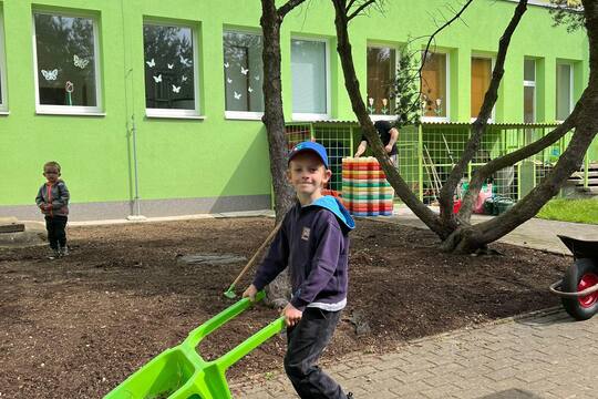 MŠ Kollárova a MŠ Dukelských hrdinů - Jarní brigáda s rodiči 1