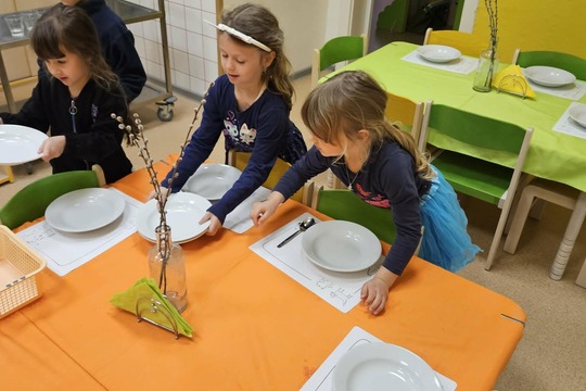 Děti v roli malých kuchařů a servírek 1