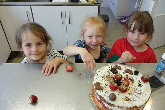 Předškoláci a jejich rozlučkový dort 1