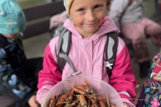 Mrkvovo-jablkový salát z vlastní úrody u Ježečků Mrkvovo-jablkový salát z vlastní úrody u Ježečků 1