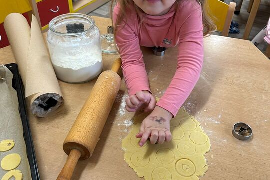 Kytičky z MŠ Kollárova - pečeme cukroví 1