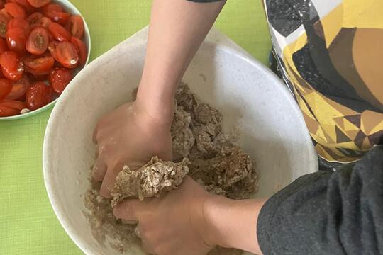Pečeme pizzu ze žitné mouky 1