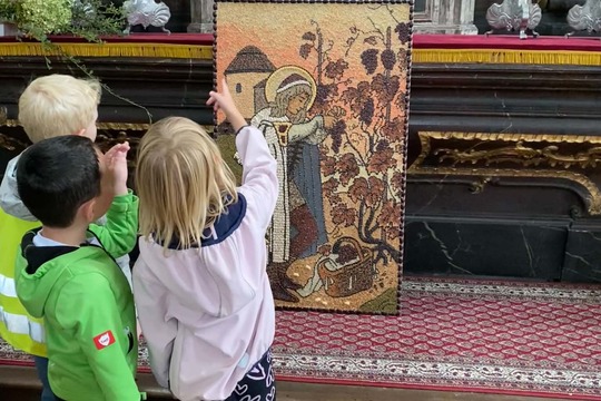 Berušky v Mikulášském kostele Berušky v Mikulášském kostele 1