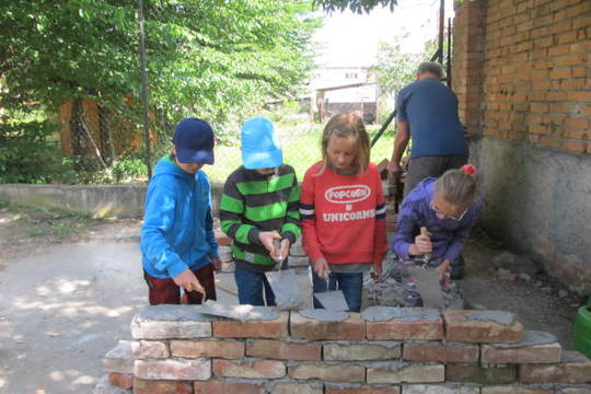 Stavba venkovní pece - projekt 3. třídy 1