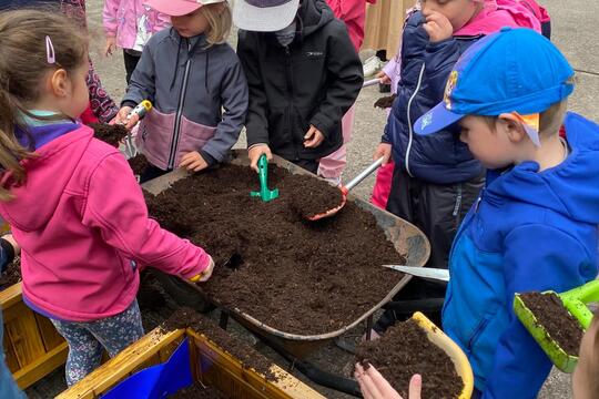 Slavnostní otevření naší "Jedlé školní zahrady" 1