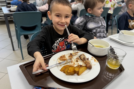 Maškarní veselí ve školní jídelně: když oběd chutná i baví Maškarní veselí ve školní jídelně: když oběd chutná i baví 1