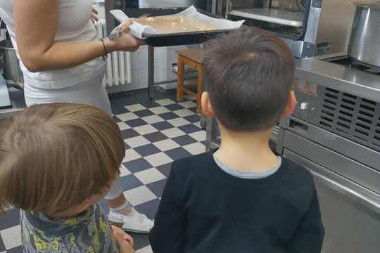 Děti pekly litý perník  1