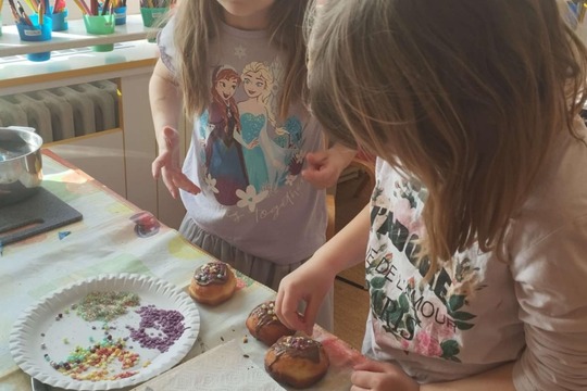 Pečení masopustních koblížků u Včeliček 1