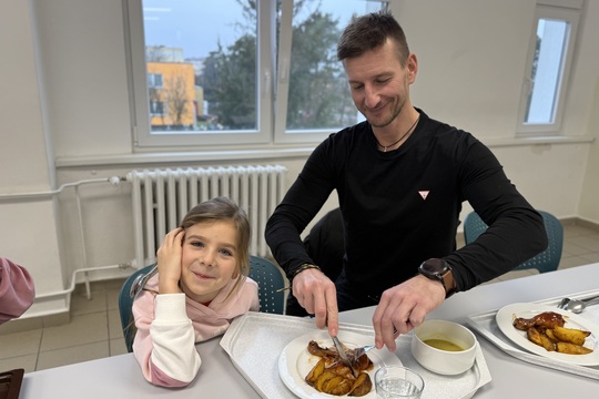 Maškarní veselí ve školní jídelně: když oběd chutná i baví Maškarní veselí ve školní jídelně: když oběd chutná i baví 1