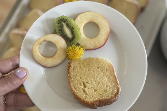 Domácí bábovka s kefírem zdobená pampeliškami 1