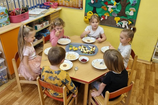 Ježečci z MŠ Soběchleby - polentová kaše s hruško-jablečným rozvarem 1