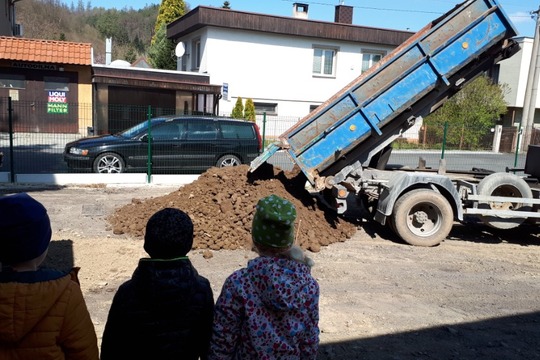 Budujeme nově ovocný sad... - MŠ Hradec nad Moravicí 1