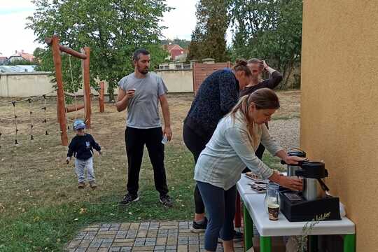 Brigáda s rodiči- pokračujeme s přípravou jedlé školní zahrady  1