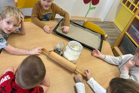 Kytičky z MŠ Kollárova - pečeme cukroví 1