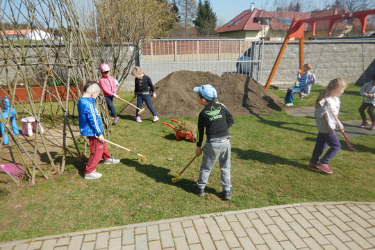 Příprava zahrady MŠ na jaro – vyhrabávání staré traviny 1