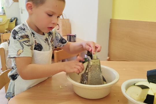 Pekli jsme cuketovou pizzu  Pekli jsme cuketovou pizzu  1