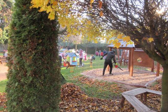 Úklid školní zahrady 1