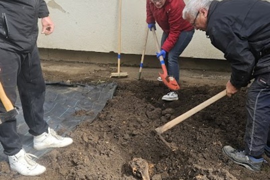 Brigáda na školní zahradě s rodiči a prarodiči dětí Brigáda na školní zahradě s rodiči a prarodiči dětí 1