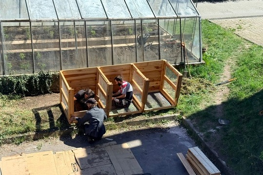 Naše školní zahrada roste pod rukama Naše školní zahrada roste pod rukama 1