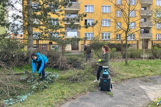Jarní brigáda na školní zahradě spolu s rodiči 1