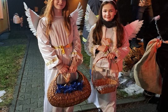 Rozsvícení vánočního stromečku s farmářským a školním jarmarkem Rozsvícení vánočního stromečku s farmářským a školním jarmarkem 1