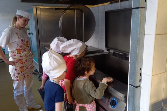 Děti připravovaly ve školní kuchyni odpolední svačinu 1