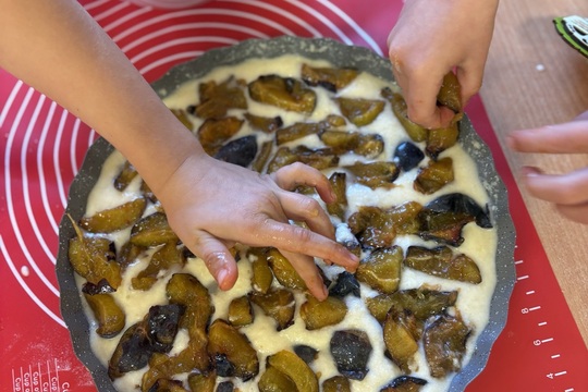 Sladká vůně švestkového koláče ve školce 1