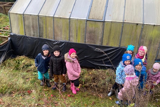 Děti tvoří kompost a pečují o skleník Děti tvoří kompost a pečují o skleník 1