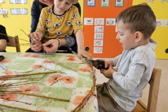Velikonoční tvoření s rodiči: pletení pomlásek  1