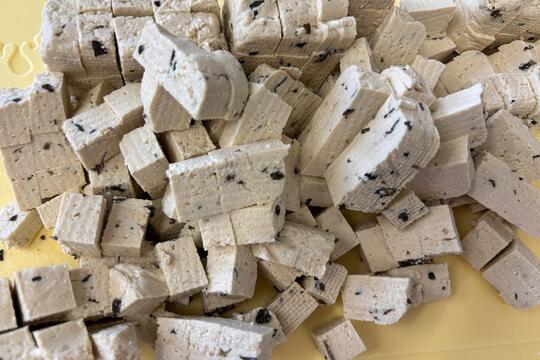 Salát z BIO červené čočky se zeleninou a tofu 1