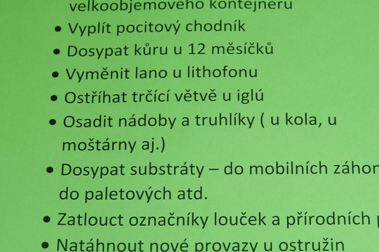 S prarodiči a rodiči na zahrádce 1