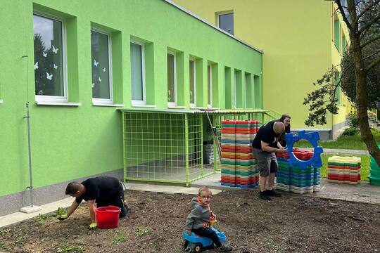MŠ Kollárova a MŠ Dukelských hrdinů - Jarní brigáda s rodiči 1
