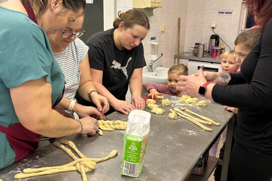 Vánoční pečení vánoček s rodiči Vánoční pečení vánoček s rodiči 1