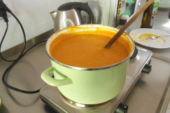 Včeličky vaří zdravou dýňovou polévku 1