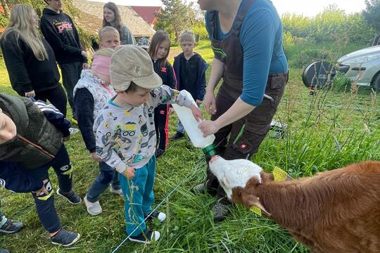 Propojení věkových skupin na farmě u Sedlářů 1
