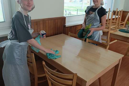 Brigádníci v kuchyni  1