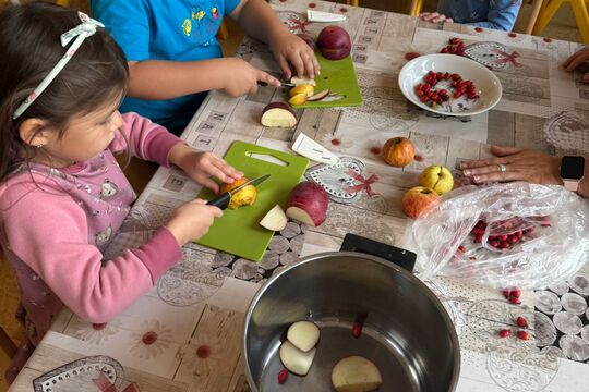 Děti vařily jablečno-šípkový čaj 1