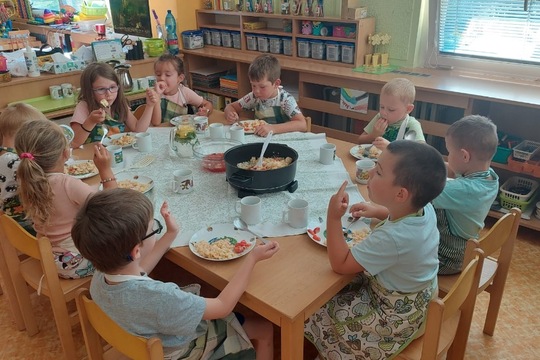 Zapečené těstoviny s rajčatovým salátem 1