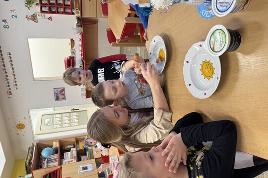 Motýlci z MŠ Kollárova - příprava pomazánky na odpoledne s rodiči 1