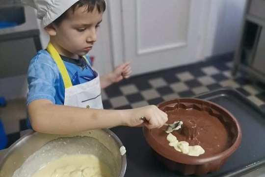 Pomáháme v kuchyni- pečeme buchtu 1