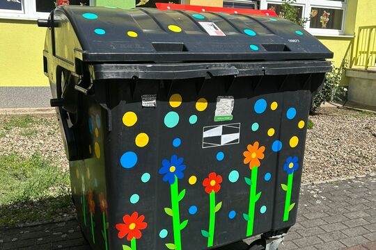 Kytičky z MŠ Kollárova - Veselá popelnice 1