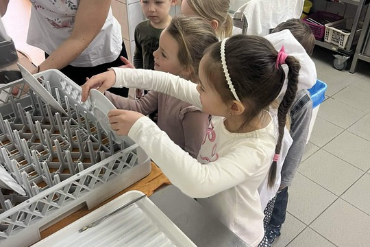 Děti v roli malých kuchařů a servírek 1