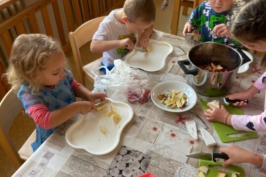 Děti vařily jablečno-šípkový čaj 1