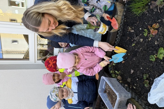 JARNÍ SÁZENÍ NA NAŠÍ ZAHRADĚ 1