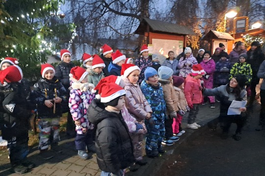Rozsvícení vánočního stromečku s farmářským a školním jarmarkem Rozsvícení vánočního stromečku s farmářským a školním jarmarkem 1
