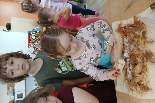 Měla babka čtyři jablka Měla babka čtyři jablka 1