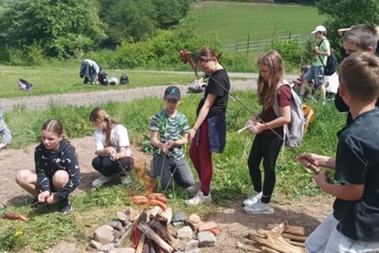 Čtvrťáci poznávali život na farmě i principy ekologického zemědělství Čtvrťáci poznávali život na farmě i principy ekologického zemědělství 1