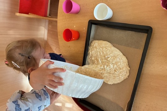 Pečení z jablek ze školní zahrady ve třídě Motýlků  1