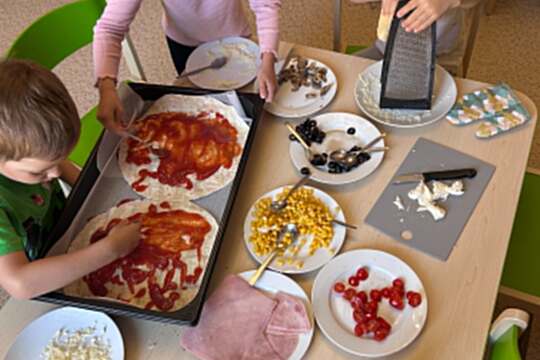Včeličky připravovaly pizzu Včeličky připravovaly pizzu 1